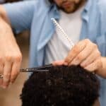 Tagliare capelli ricci corti con la luna piena: il segreto per ricci luminosi e definiti